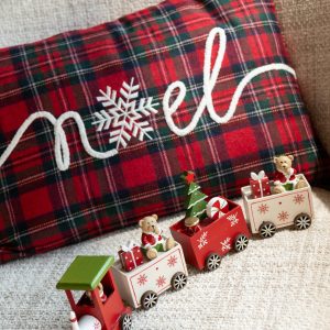 Coussin de Noël en laine rouge 45x30cm – Jolipa