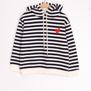 SWEAT A CAPUCHE RAYÉ COEUR ROUGE ENFANT – MERE FILLE